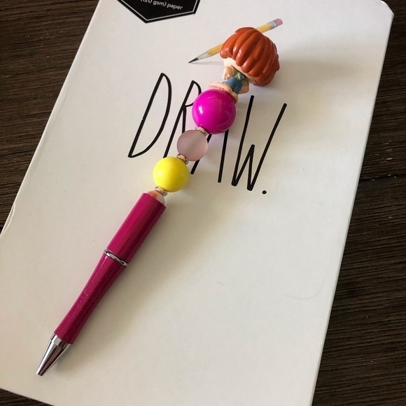 Disney Doorables: UP: young Ellie handmade beaded pen - Picture 3 of 3